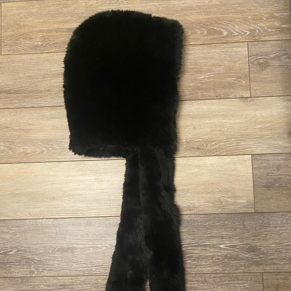 Faux fur pom pom hat - Picture 1 of 3
